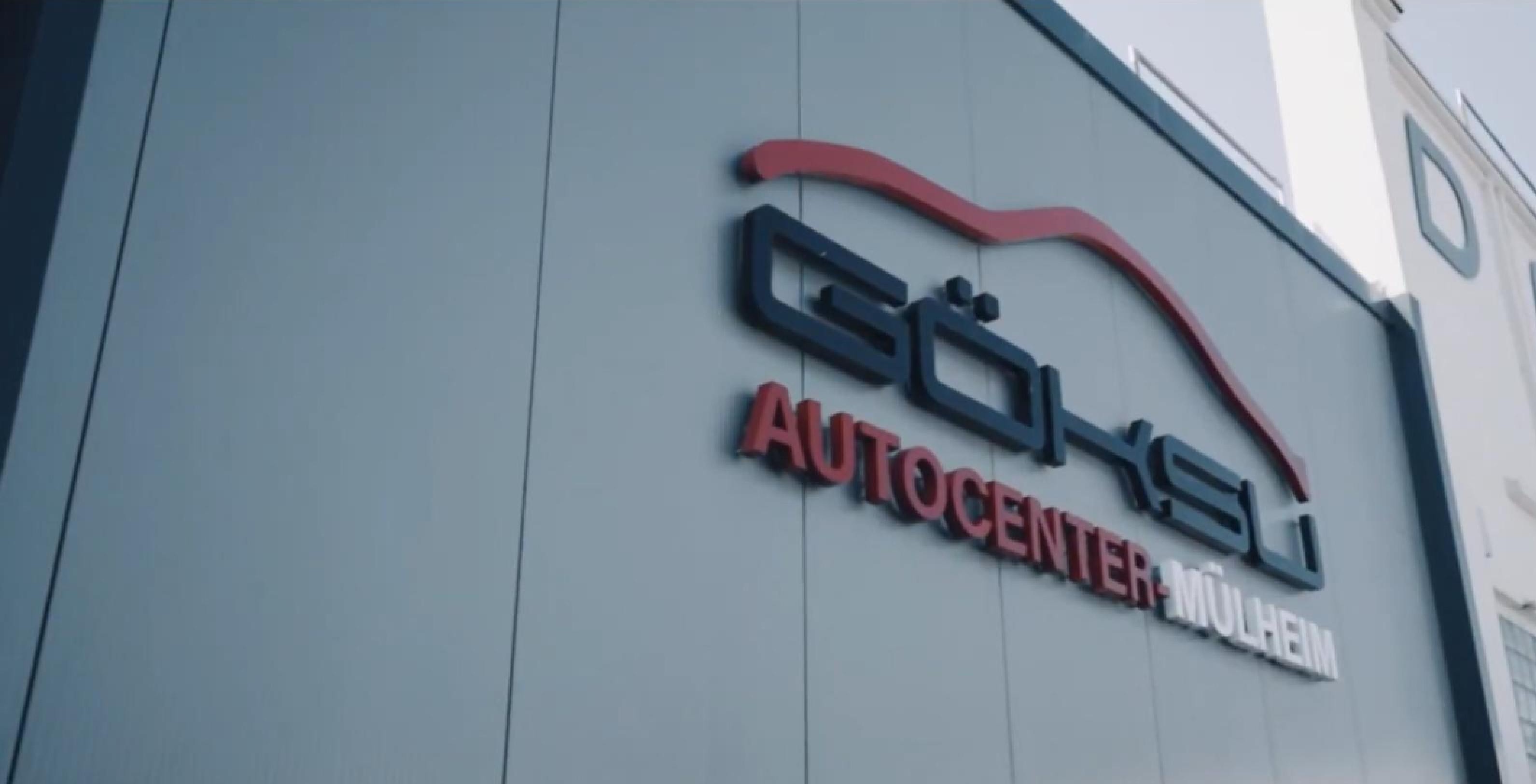 Firmengebäude des Autocenter Mülheim Göksu mit Logo an der Fassade